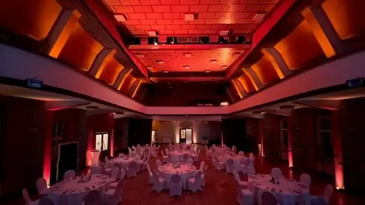 Abendliches Lichtkonzept im Haus des Volkes Probstzella