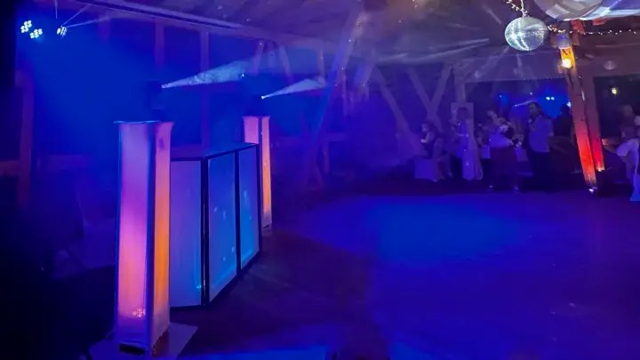 DJ-Setup und Tanzfläche im Landkulturhof Glücksbringer Kirchremda